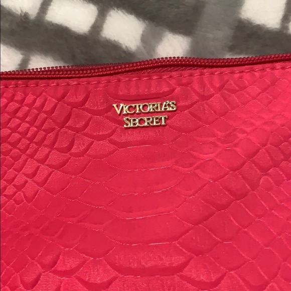 BUNDLE: makeup bag, brushes and lashes - Picture 8 of 9